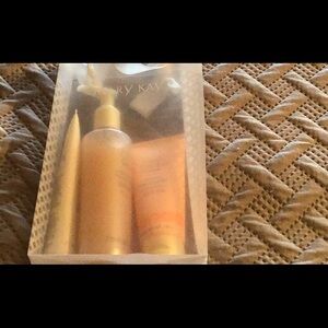 Mary Kay Satin hands set Or hard Peach scent